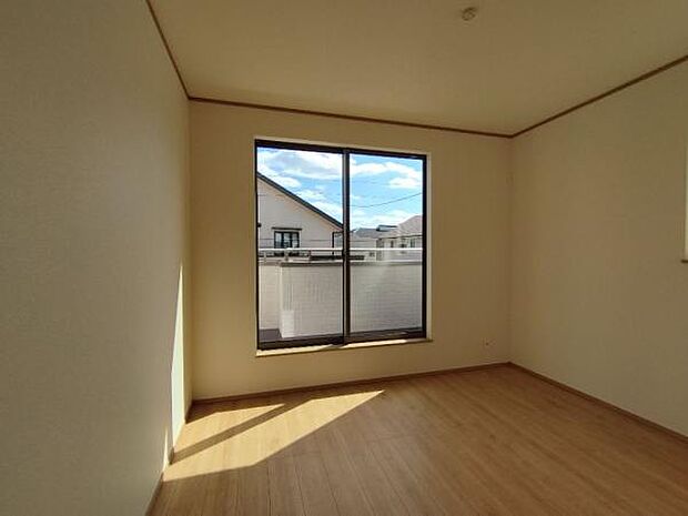 B号棟 バルコニーに出入りできる明るい寝室。日々の目覚めもすっきり気持ちよく。