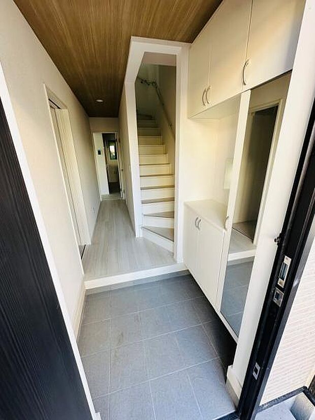 小物も置けるシューズボックス。2階から降りてすぐ出かけられる間取りです。