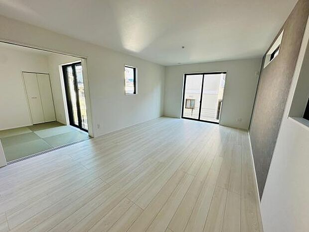 明るい床材、差し込む光が心地よいリビングですね。疲れたら和室で足を伸ばせます。