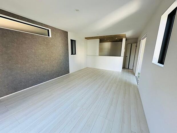 17帖超えの縦長リビング。グレーのアクセントクロスが空間のポイントになってお洒落ですね。