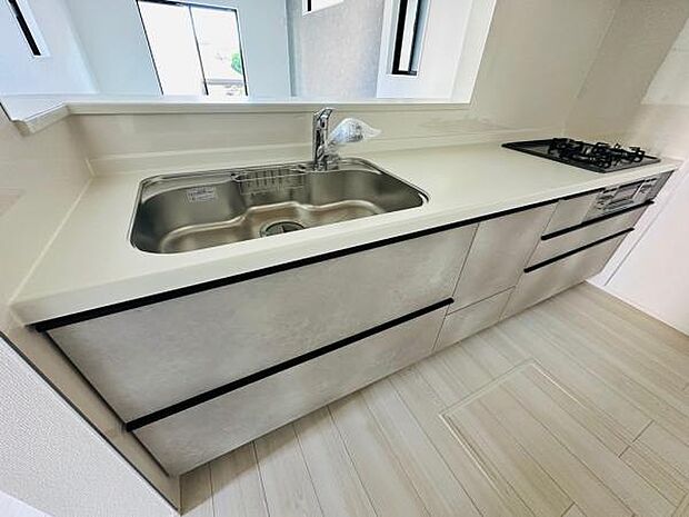 顔の見えるカウンターキッチン。お料理の火元は、匂いや煙がリビングにいきづらい構造です。