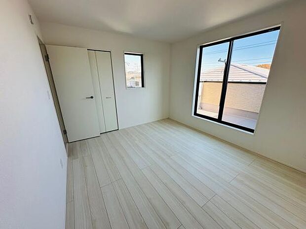 広々主寝室は7帖の広さ。陽当たりも良く、夫婦の寝室にもおすすめです。