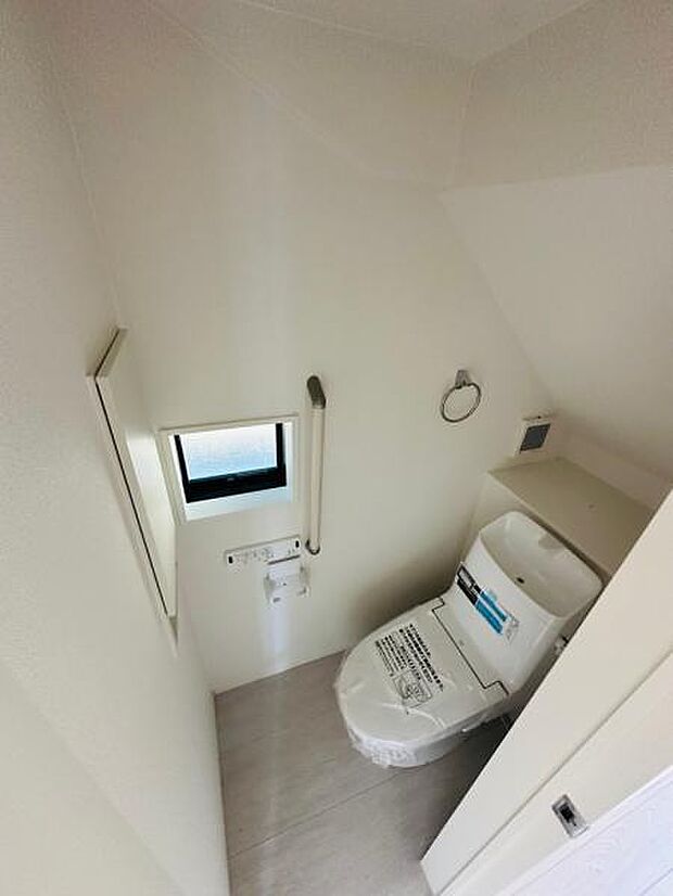 小窓があり、必要な機能が揃っているお手洗いです。