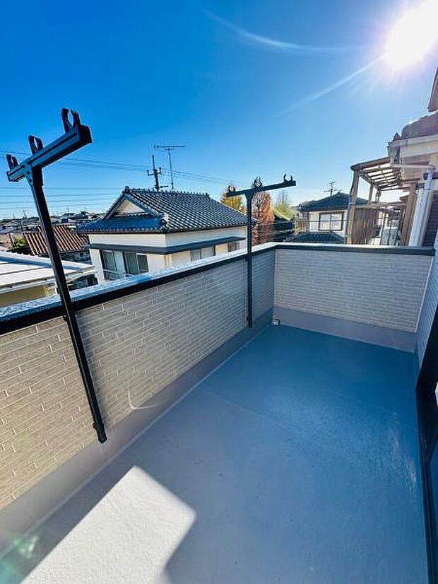 奥行きがあり、お洗濯も干しやすい南東向きのバルコニーです。
