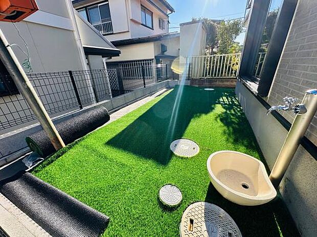 ひな壇で陽当たり良く明るいお庭。水栓もついて何かと便利にお使いいただけます。