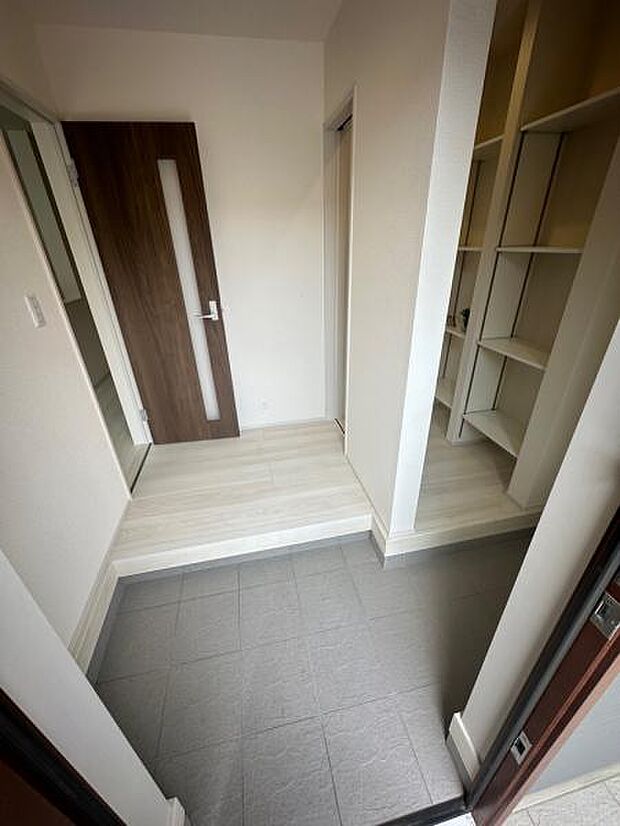 1号棟 シューズインクローク付きの玄関。いつもスッキリ片付きやすい収納が嬉しい。