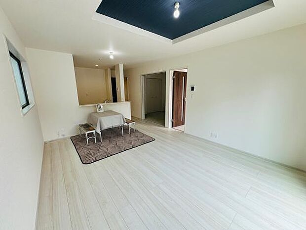 1号棟 折上げ天井があり、空間にメリハリの付いたリビング空間です。