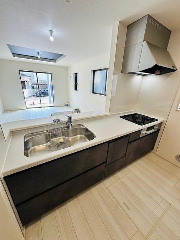 1号棟 クロを基調としたかっこいいキッチン。家族の顔が見えるカウンターキッチンです。