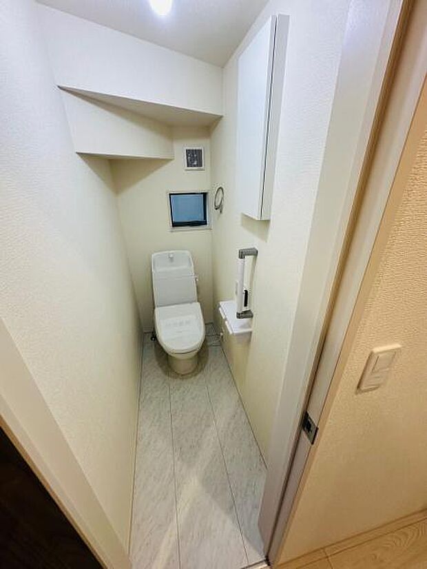 1号棟 階段下を有効活用したお手洗い。