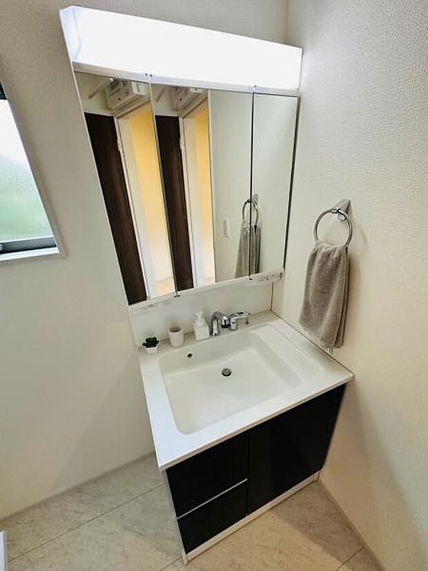 1号棟 3面鏡で身支度も整う使いやすい洗面台です。