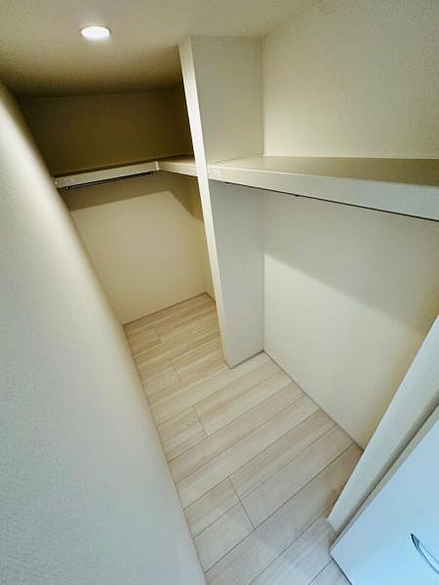 1号棟 WICがあり、洋服や季節ものをひとまとめにできて便利です。