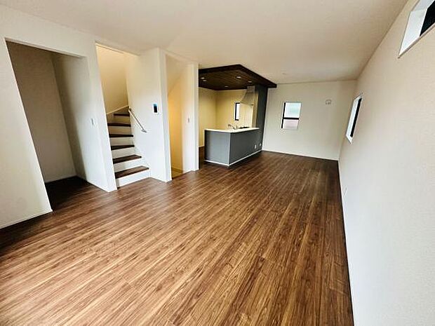 (1号棟) 深い木目が落ち着きのあるリビング空間。陽当たりも良好で心地よくお過ごしいただけます。