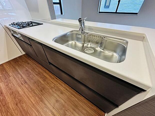 (2号棟) 白を基調とした清潔感のあるキッチン。食洗機付きで日々の家事も楽にできます。