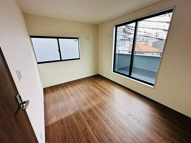 (1号棟) 夫婦で使ってもゆとりのある主寝室。