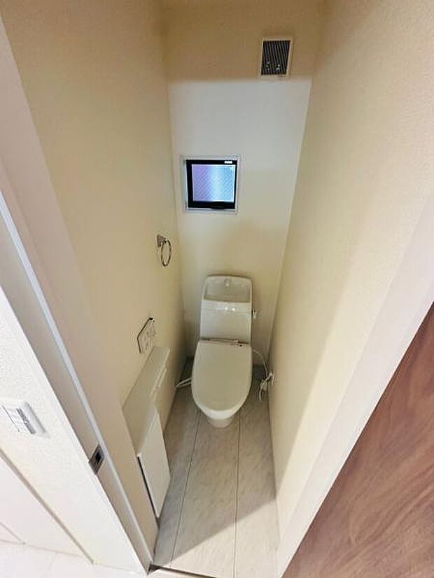 (1号棟) 階段下を有効的に使ったお手洗い。小窓もあり、必要な機能が揃っています。