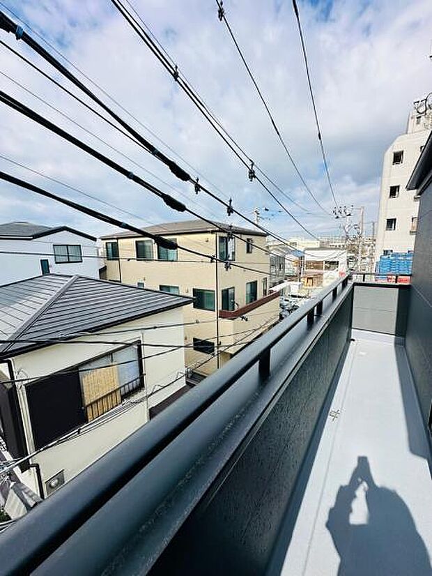 (1号棟) 開放的で、気持ちよくお洗濯ができるバルコニー。