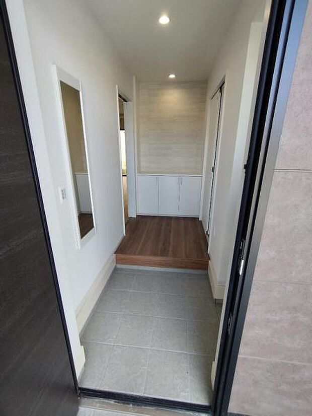 2号棟 高級感あふれる玄関がお出迎えしてくれます。 