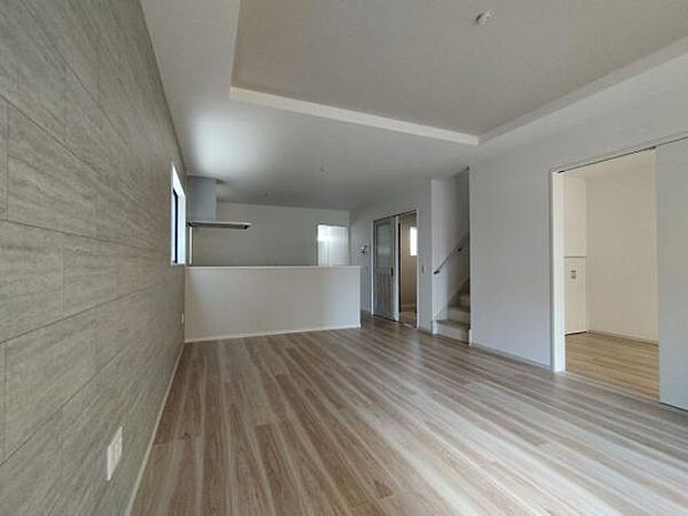 1号棟 折上天井が空間をおしゃれに演出。17帖LDKは隣りの洋室とつなげてさらに広く使えます。