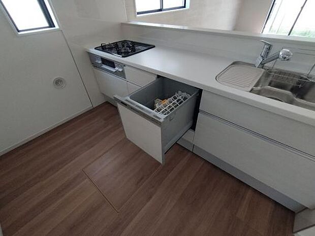 2号棟 じゅうぶんな広さを確保されたキッチン。家事の時短にもなる食洗機付きです。