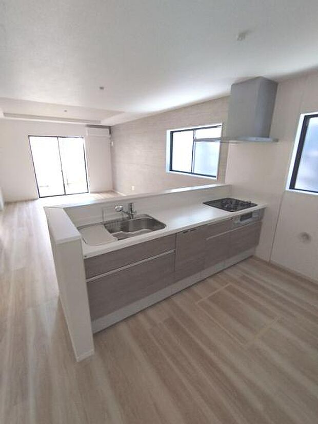 1号棟 リビングを見渡せる広々キッチン。料理をするのが楽しくなりそうな空間です。