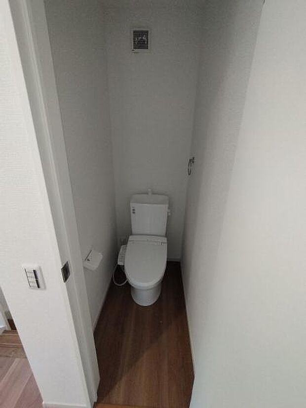 2号棟 掃除のしやすいシンプルなトイレ。玄関のそばにあり、使い勝手も良好です。