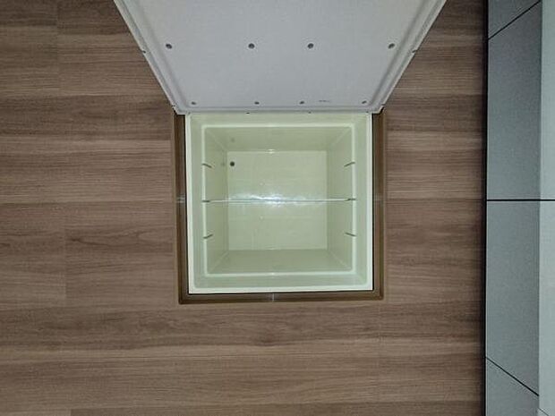 キッチンには床下収納もあり、備蓄品のストックに便利です。