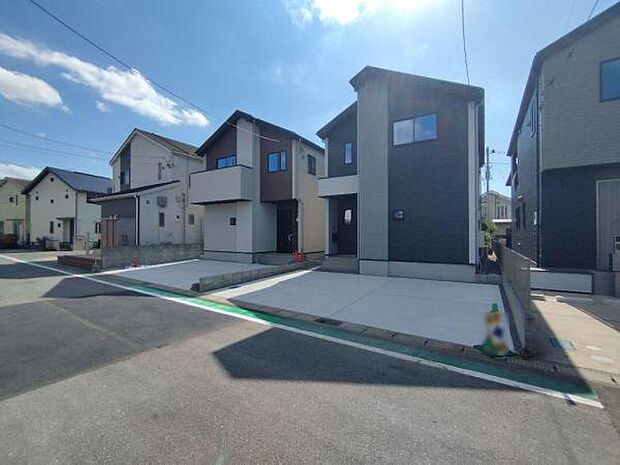 5.9mあるとご覧の開放感。是非現地でも前面道路の広さを感じてみてください。