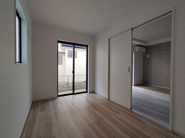 1号棟 リビング横の5帖洋室。お子様の遊びスペースにも使えて、小さなお子様がいる方にもおすすめです。