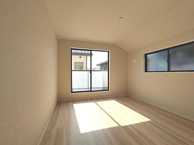 夫婦の寝室としても十分な広さのある、10帖の洋室です。WICもついています。