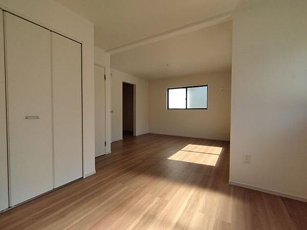 2号棟 8.5帖と5.2帖に間仕切り対応の洋室。環境の変化に合わせてお使いいただけます。 