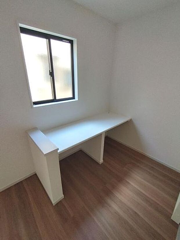 2号棟 リビング学習やPC作業に使えるスタディカウンター。採光を感じられるスペースです。