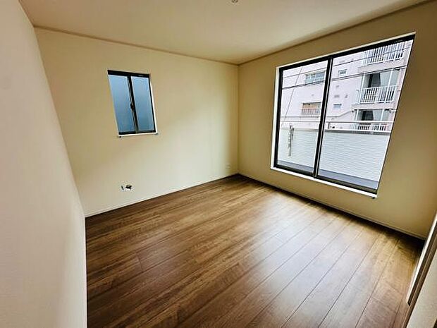 B号棟 主寝室は大きな窓から採光も取れていて気持ちよい空間です。