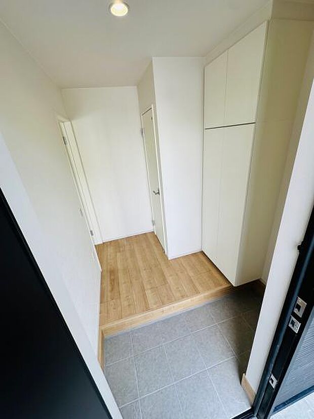 生活感が見えにくい玄関。ホワイトでまとまる清潔感さえも感じさせる洗礼された空間。