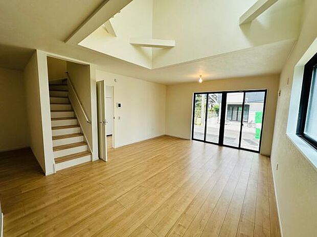 ダイニングスペース上部が吹抜となっています。開放感ある団欒空間。