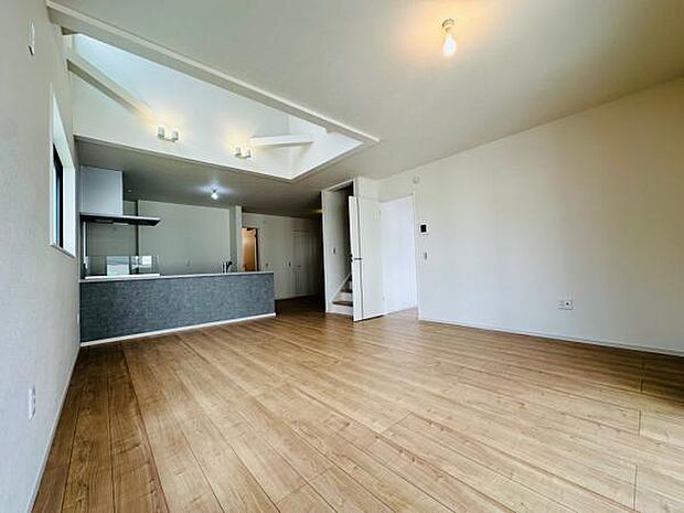 21.6帖もの大空間LDK。シャッター付き、床暖房付きで寒さ対策は◎