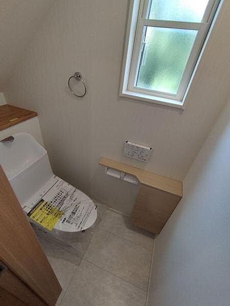 5号棟 小窓や必要な機能が揃っているお手洗いです。