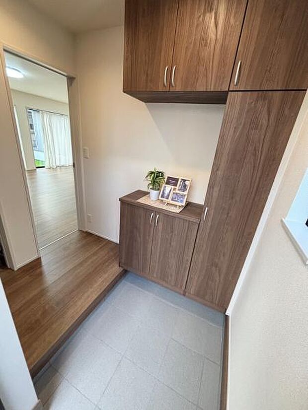 (B号棟) 玄関ドアを開けた景色がこちら。暮らす空間が見えないというのも注目ポイント。