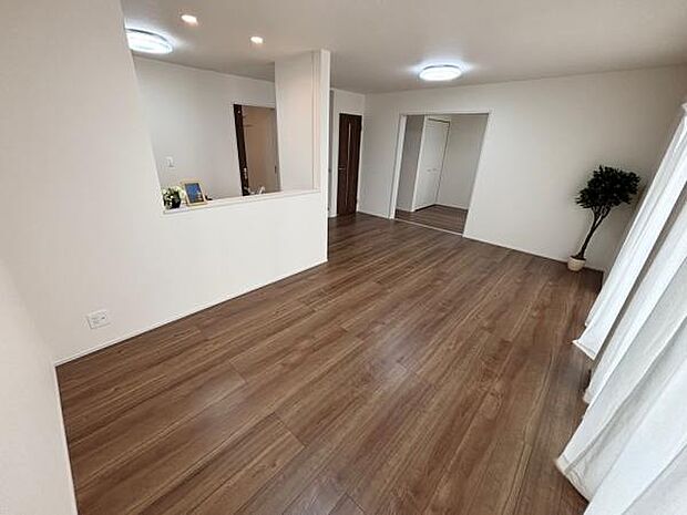 (B号棟) リビング階段のある16帖LDK。横長リビングはどこにいても陽当りが心地よい団欒空間。