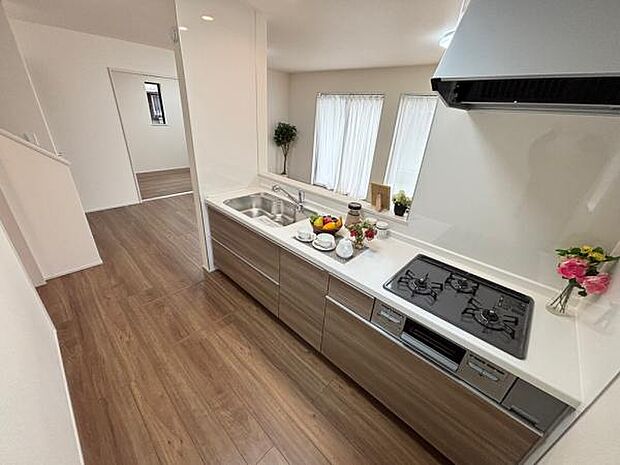 (B号棟) 全体が見渡せるオープンキッチン。収納力頼れるキッチン。