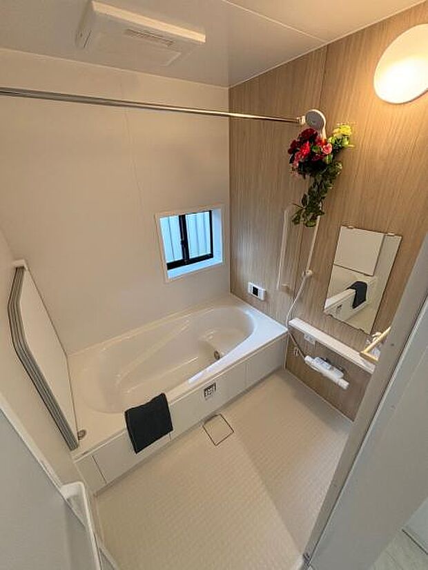 (B号棟) 半身浴ステップ付バスタブのあるバスルーム。安心して親子入浴も出来、節約も叶う快適バスルーム。