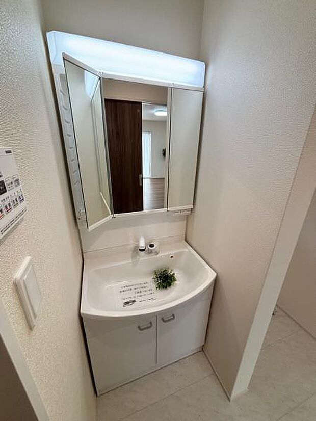 (B号棟) 大型洗面ボウル採用、収納力ある洗面化粧台。