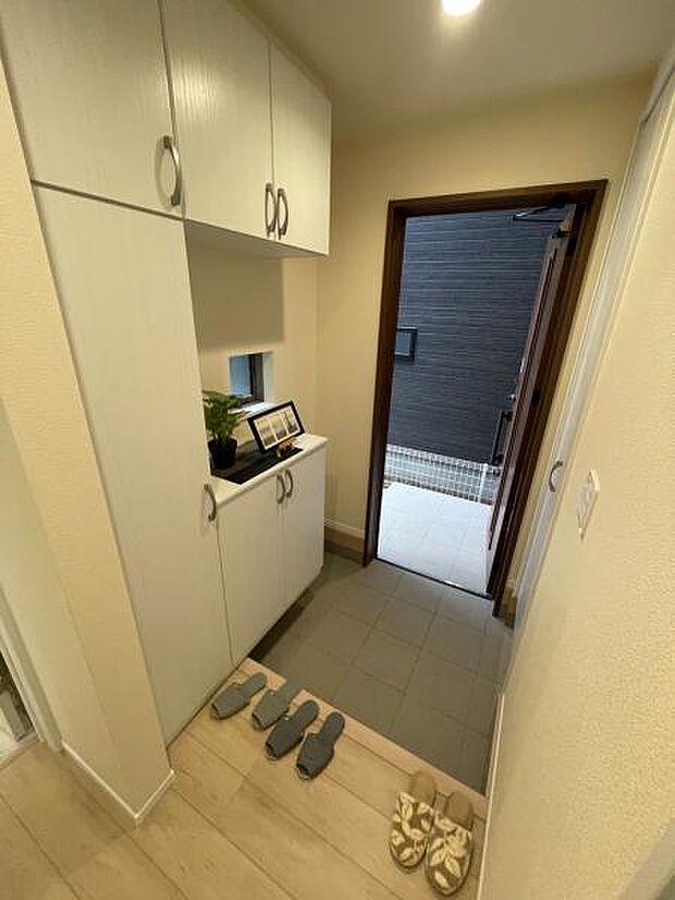 （A号棟） 逆コの字型のシューズボックスは容量豊富。棚の高さを変えることもできます。