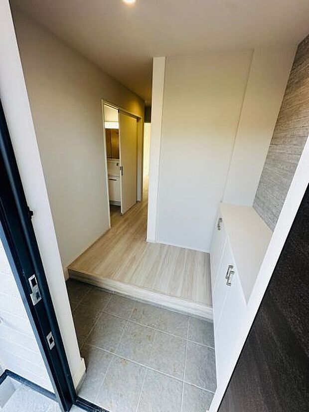 玄関スペースは十分な広さがあり、複数人の帰宅でも混雑しません。