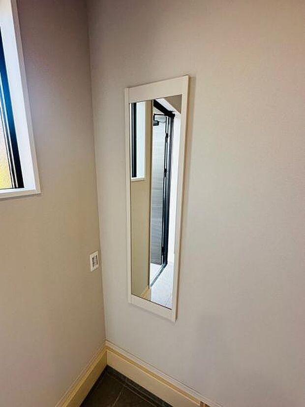 玄関には姿見もついており、お出かけ前のチェックもできます。