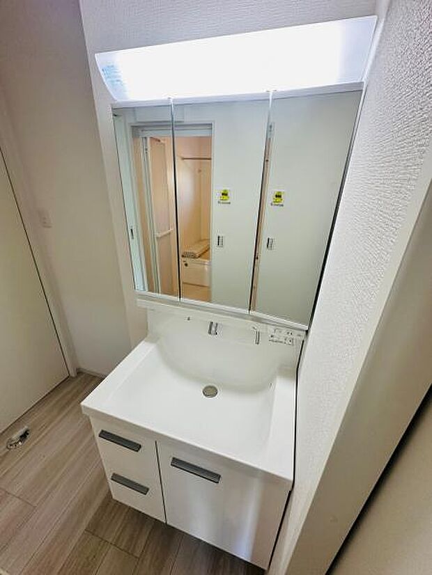 人気の三面鏡タイプの洗面台です。鏡の裏にも棚があるので収納豊富です。