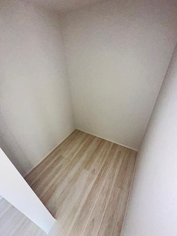 お洋服をたくさん収納できるWICです。お洋服以外の収納も十分。