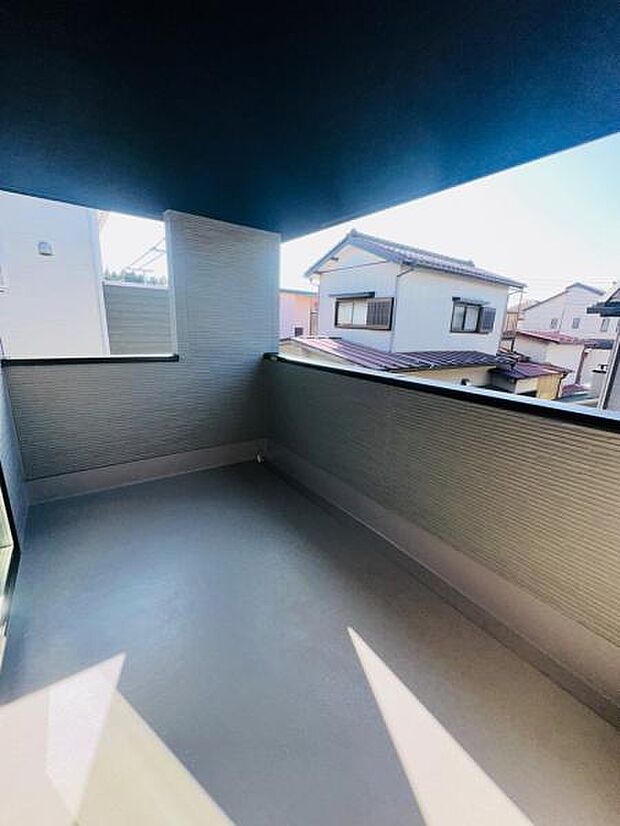 たっぷりワイドなバルコニー。屋根付きで急な雨も安心。