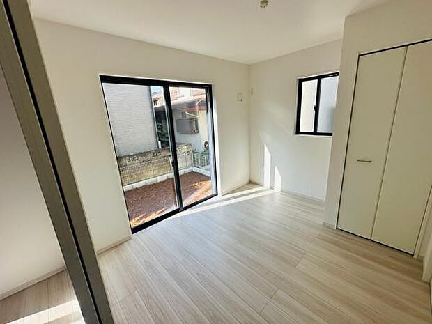 リビングに併設された4.8帖の洋室です。客間や勉強部屋、趣味部屋などにもぴったりです。