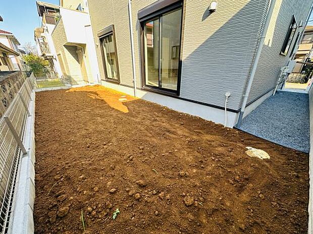 ちょっとした遊び場や、ガーデニングも楽しめるお庭です。