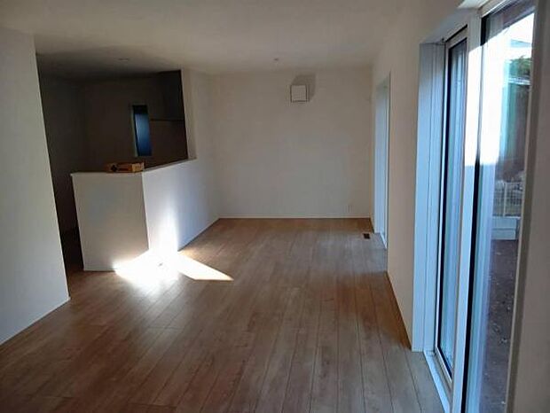 17.1帖のリビング。ダイニングとソファを置いてもゆとりがあります。